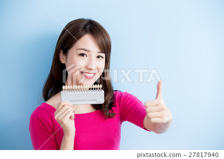 woman hold teeth whitening tool 27817940