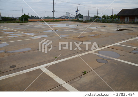  與鋪設鋼板的簡單的被舖的停車位 27823484