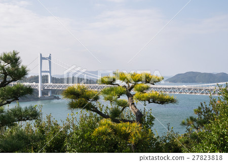 從岡山鷲須山近距離眺望瀨戶大橋的橋墩和蔚藍的瀨戶內海。 從岡山鷲須山近距離眺望瀨戶大橋的橋墩和蔚藍的瀨戶內海。 27823818