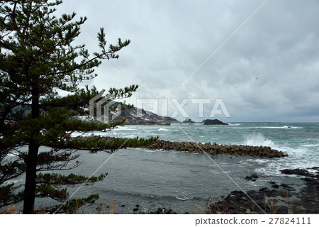 The warm sea in winter is a cold sea 27824111