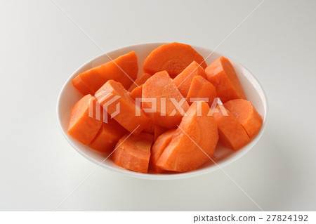 Half-moon cutting of carrots 27824192