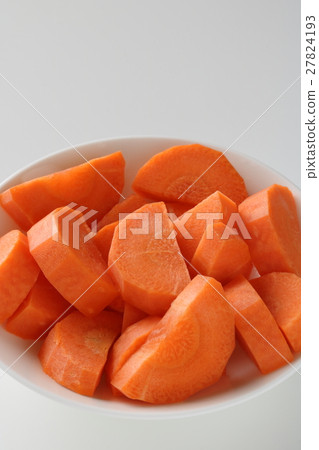 Half-moon cutting of carrots 27824193