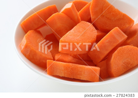 Half-moon cutting of carrots 27824383