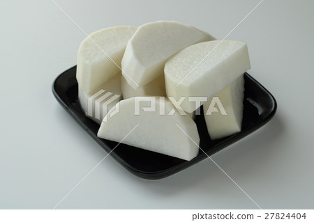 Half-moon cutting of radish 27824404