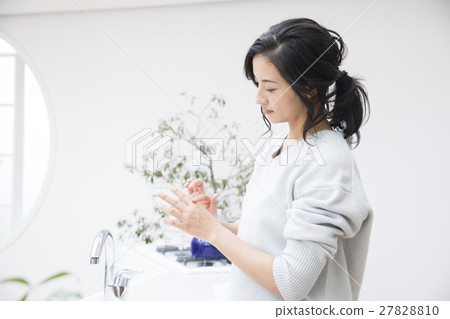 中年女性 27828810