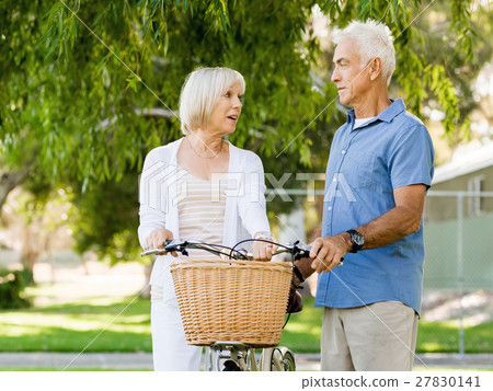 Senior couple relaxing in park 27830141