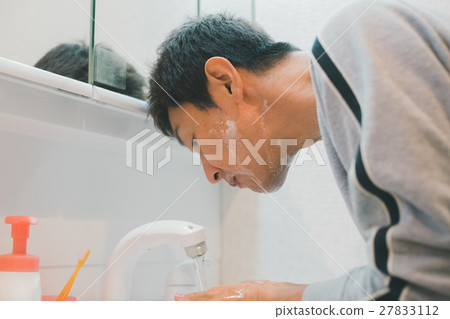 face washing, face wash, face clensing 27833112
