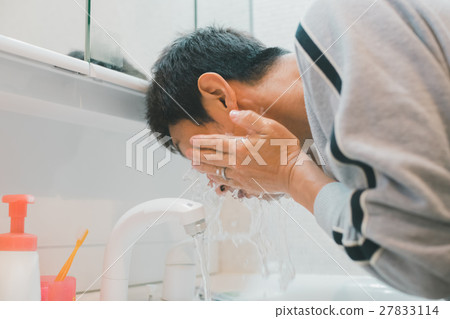 face washing, face wash, face clensing 27833114
