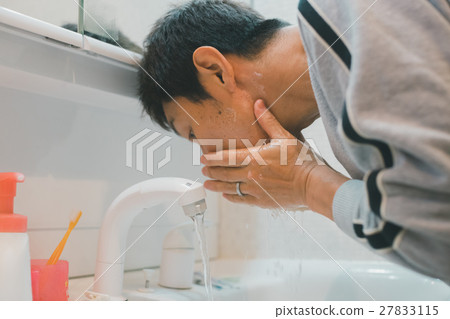 face washing, face wash, face clensing 27833115