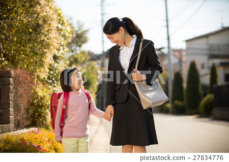 手拉手工作母親和小學女孩 手拉手工作母親和小學女孩 27834776