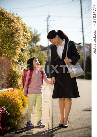 手拉手工作母親和小學女孩 27834777