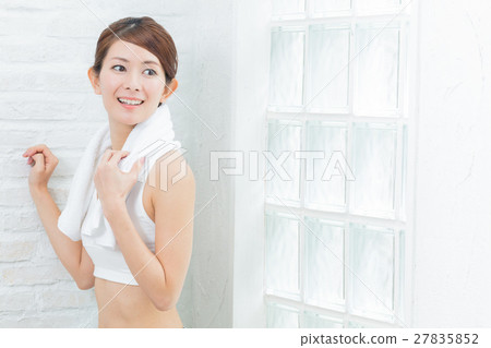 汗水擦拭女運動員 汗水擦拭女運動員 27835852
