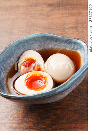 A boiled egg 27837109