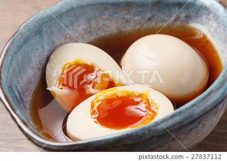 A boiled egg 27837112