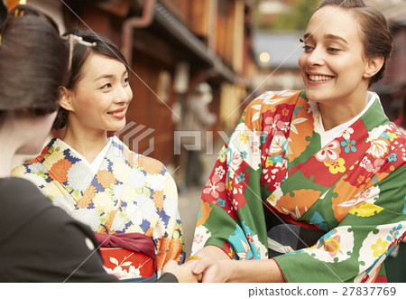 有藝妓握手的外國遊客 有藝妓握手的外國遊客 27837769