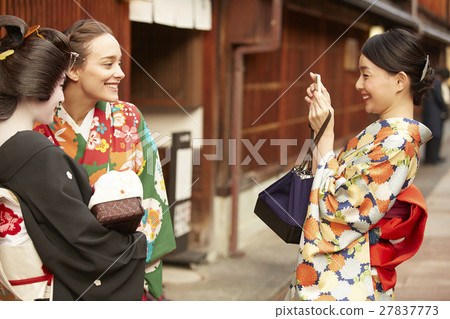 A Japanese woman taking a commemorative photo in Chaya-shi and a foreign woman 27837773