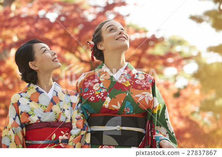 享受秋葉和外國女性的日本女性 享受秋葉和外國女性的日本女性 27837867