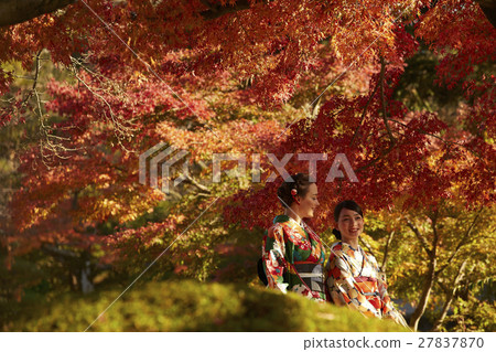 享受秋葉和外國女性的日本女性 享受秋葉和外國女性的日本女性 27837870