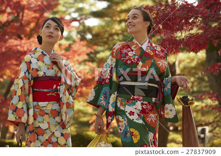 享受秋葉和外國女性的日本女性 享受秋葉和外國女性的日本女性 27837909