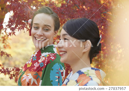 Japanese women who enjoy autumn leaves and foreign women Japanese women who enjoy autumn leaves and foreign women 27837957