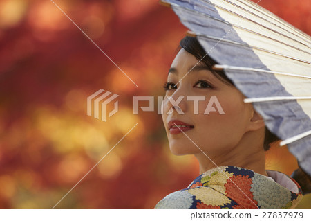 燦爛的秋葉和和服女性肖像 27837979