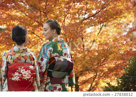 Japanese women who enjoy autumn leaves and foreign women