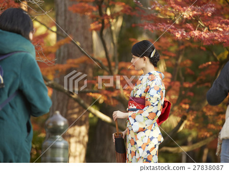 燦爛的秋葉和和服女性肖像 27838087