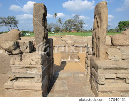 The outer wall of the coastal temple of the World Heritage Site "Mahabalipuram Buildings Group" (India) 27840461