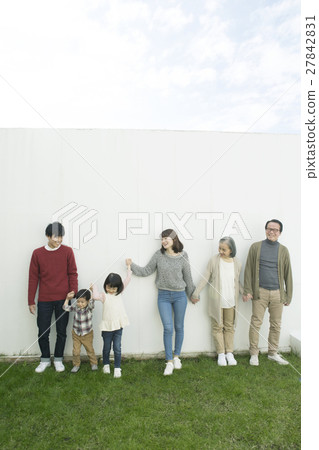 6 generations from 3 generations lining in the garden 27842831