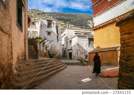The courtyard of the Jokhang monastery 27843135