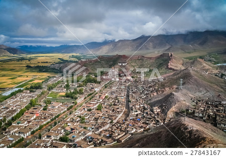 Aerial view of the walled Gyantse town in Tibet 27843167