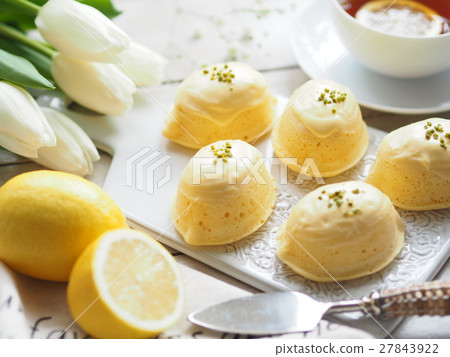 與白色鬱金香和刷新的蛋糕的茶時間 與白色鬱金香和刷新的蛋糕的茶時間 27843922