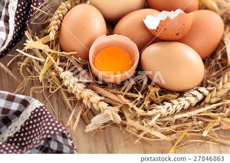 Fresh chicken eggs. Fresh chicken eggs. 27846863