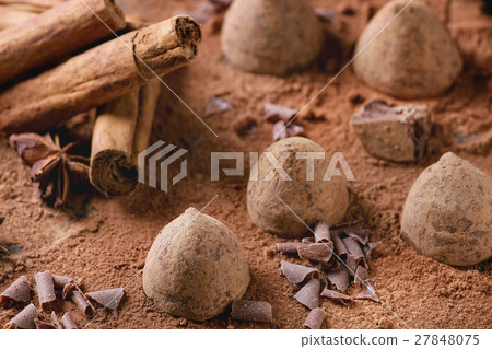 Chocolate truffles with cocoa powder Chocolate truffles with cocoa powder 27848075