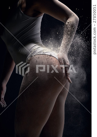 Sporty woman coating her body  with powder chalk  27850051