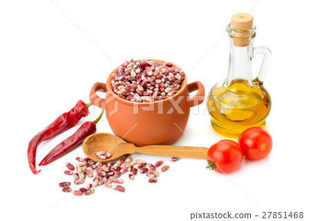 beans in  ceramic pot, cooking oil and vegetables  27851468