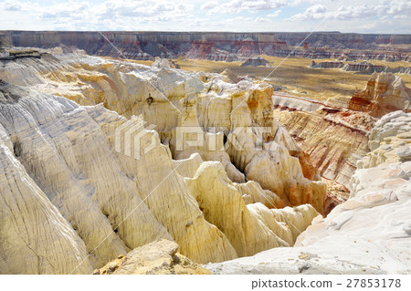 Stunning sandstone hoodoos in Coal Mine Canyon 27853178