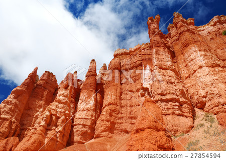 Scenic view of red hoodoos in Bryce Canyon 27854594