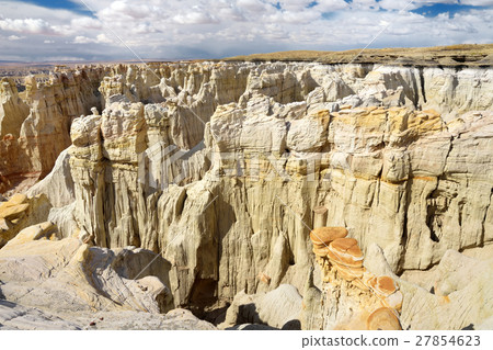 Stunning white hoodoos in Coal Mine Canyon 27854623