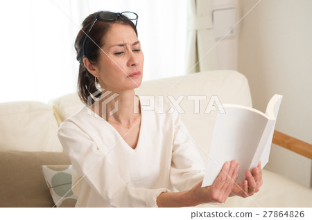 讀與放大鏡的中年日本婦女 27864826