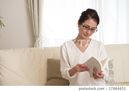 Middle-aged Japanese women reading with reading glasses 27864831