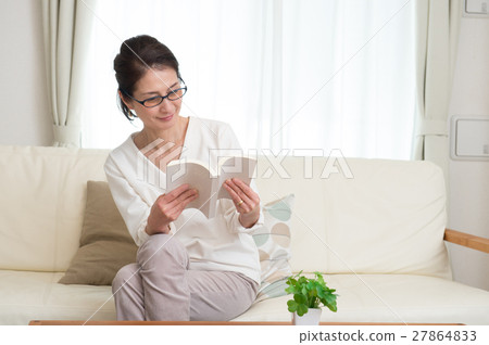 Middle-aged Japanese women reading with reading glasses 27864833