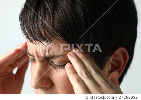 Man holding his head 27865952