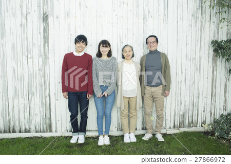 4號家庭在花園裡度過 27866972