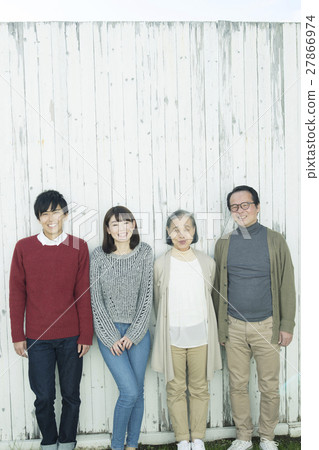 4號家庭在花園裡度過 27866974