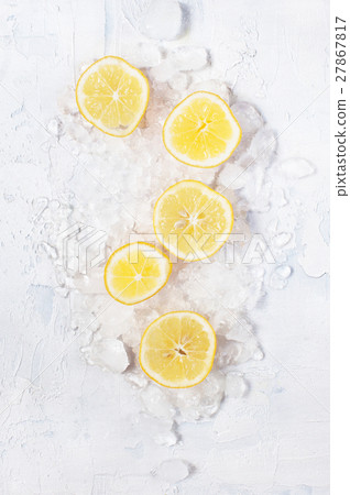 Slices of lemon on the crushed ice 27867817