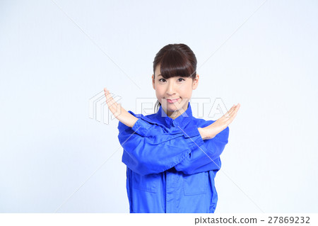 A woman wearing Batsain's tether 27869232