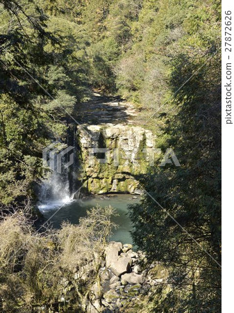 霧的瀑布落在伊薩市 27872626