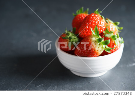 fresh strawberry 27873348