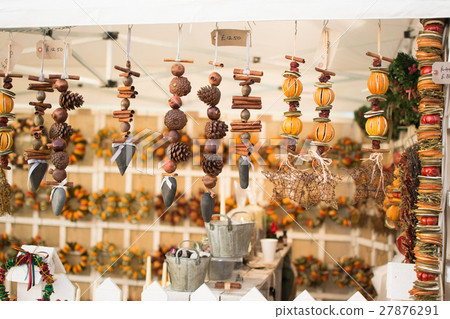 Dried oranges, cinnamon sticks garlands Dried oranges, cinnamon sticks garlands 27876291